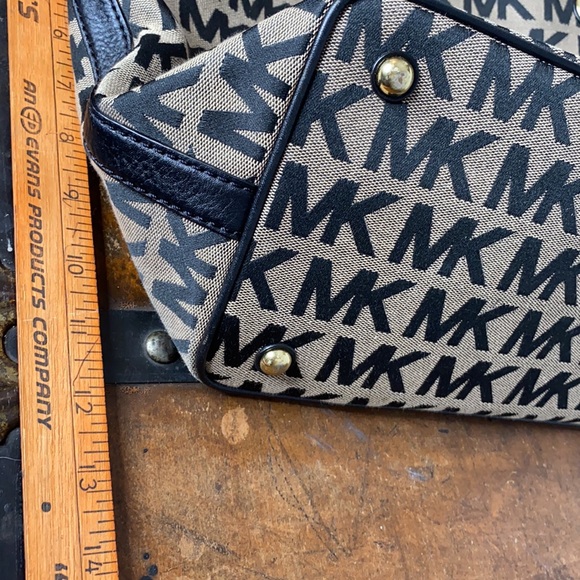 Micheal Kors Tan /Black Signature Fabric Logo Shoulder Bag - Picture 6 of 8